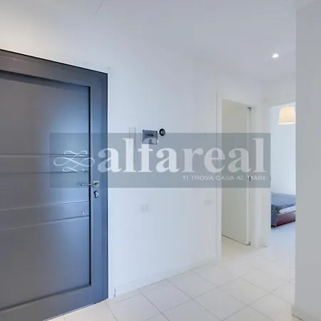 Mimmo 7 Beachfront, 2 Bedrooms, And Parking Space *