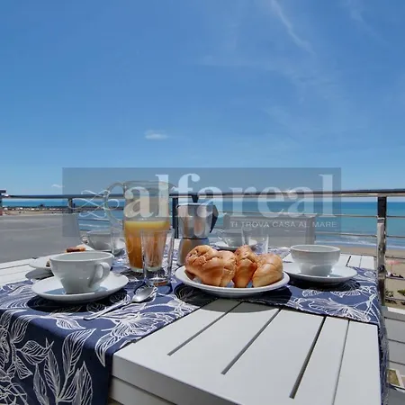 Mimmo 7 Beachfront, 2 Bedrooms, And Parking Space *