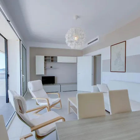Mimmo 7 Beachfront, 2 Bedrooms, And Parking Space