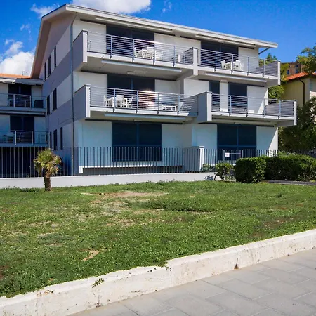 Mimmo 7 Beachfront, 2 Bedrooms, And Parking Space * Castiglione della Pescaia